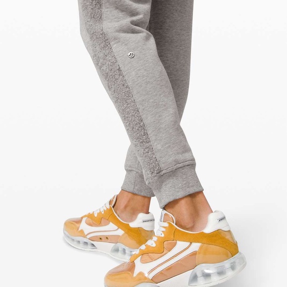 LIKE NEW lululemon athletica Scuba Jogger Sherpa Stripe - Picture 5 of 9